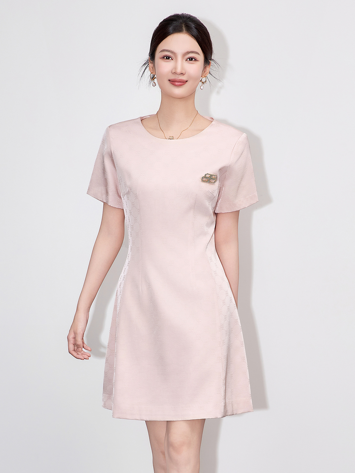 Đầm suông tay ngắn cổ tròn chất liệu tơ nhân tạo dệt jacquard thanh lịch — màu hồng