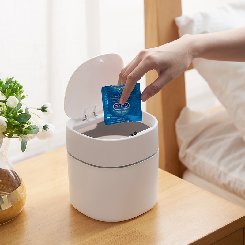 Mini bote de basura de escritorio nórdico con cubierta, tubo de limpieza de almacenamiento de artículos diversos, tubo de canasta de papel de escritorio de cocina doméstica
