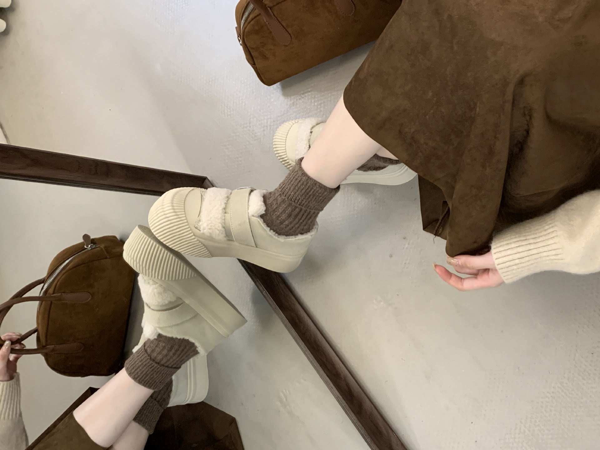 Chaussures ShoeGlobe Grape Mom Automne Hiver Nouvelles Chaussures en cuir véritable à semelle épaisse et doublure en velours épais, chaudes et décontractées, couleur blanc biscuit, pour femmes_voghion.com