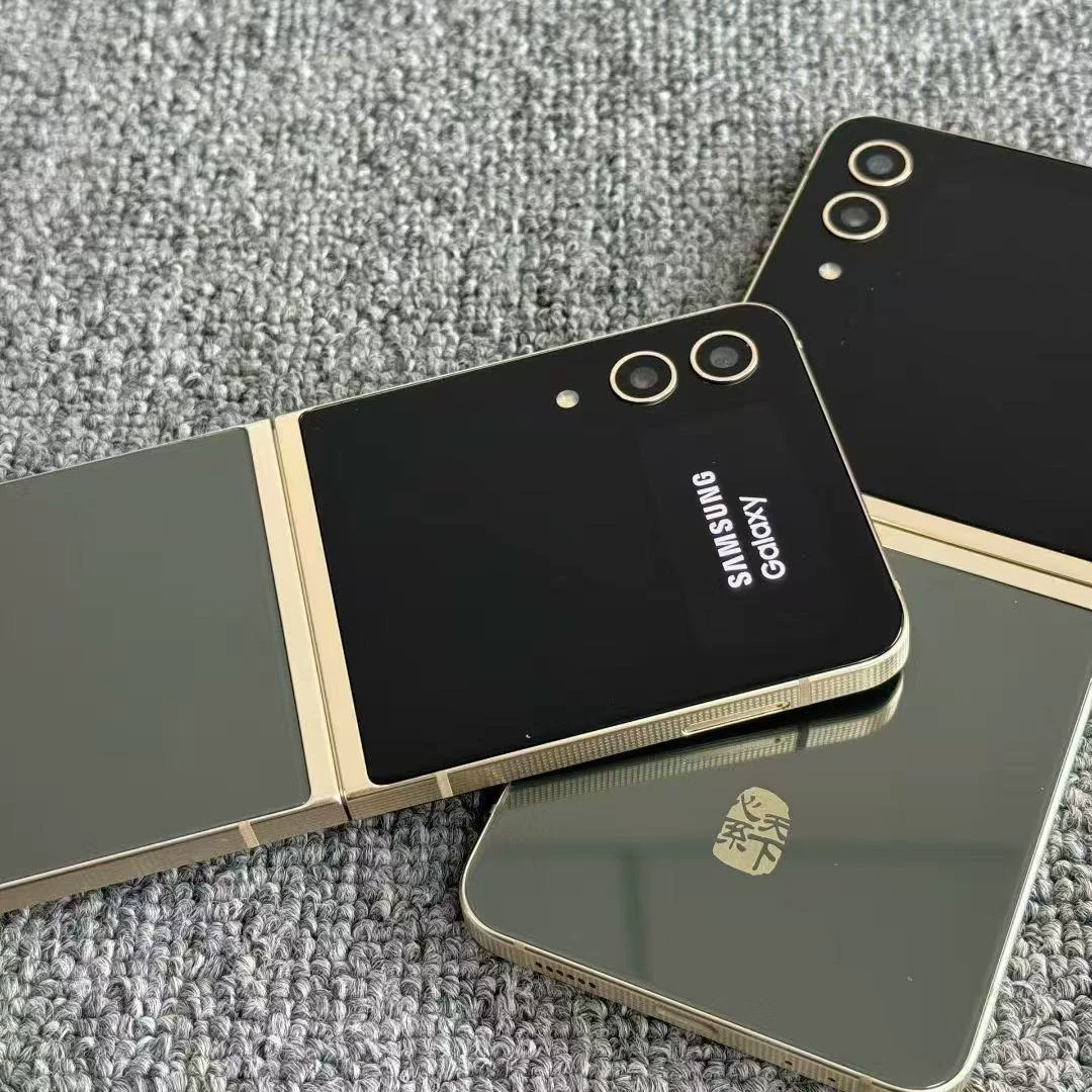Складной телефон (Samsung Z Flip5), 5G, 8 GB оперативной, 256–512 GB флеш, почти новый