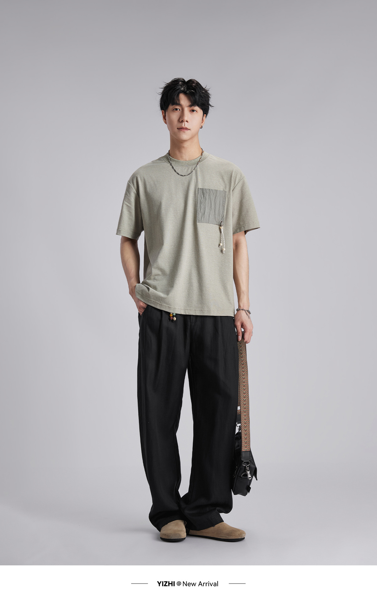 Áo thun nam cổ tròn tay ngắn chất liệu cotton thoáng mát, form rộng thả vai, túi đắp phối màu đính cườm — đen chi tiết 8
