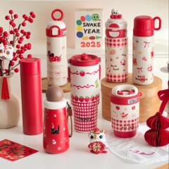 新年の中国の赤い保温カップの祝い事の陶磁器のコップの年次総会の贈り物は従業員のミニのコップの高い顔の値を送ります。