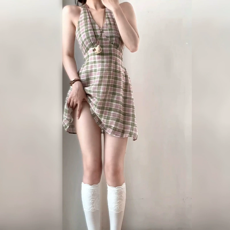 Французское платье-комбинация без рукавов с V-образным вырезом, утягивающее талию, летний стиль 2025 года, уникальная и красивая клетчатая юбка