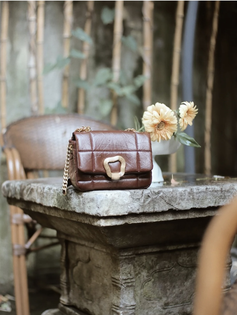 Chocolate medium (pay attention to the gift box)