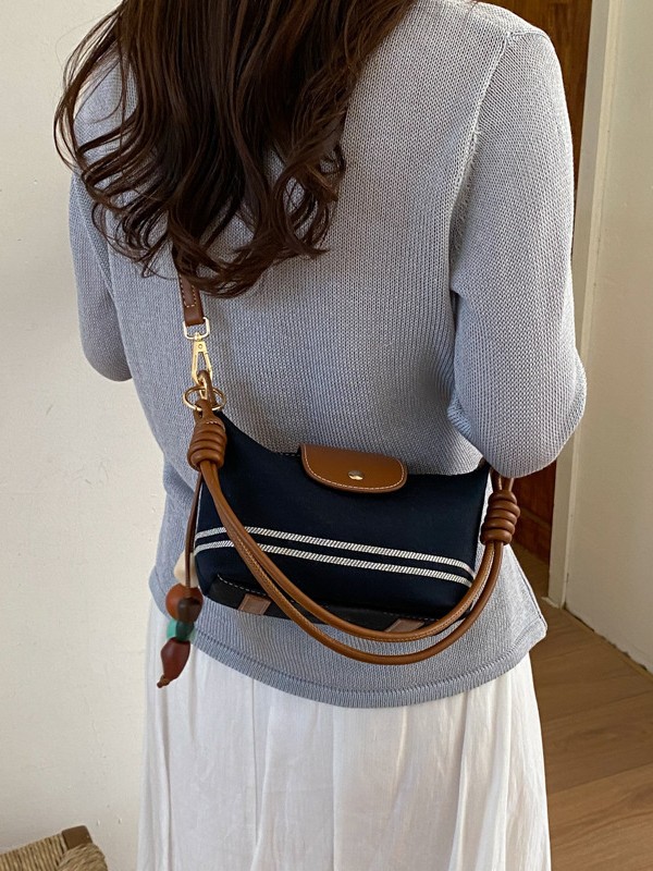 2026 nuevo nicho minimalista tela estriada bolsas de bolsillo de mano bolsas de brazo de alta calidad bolsas de hombro ligeras