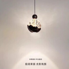 意式の軽い豪華な寝室のベッドの上の小さいシャンデリアの芸術の雪山の手はセンサーを掃きます。