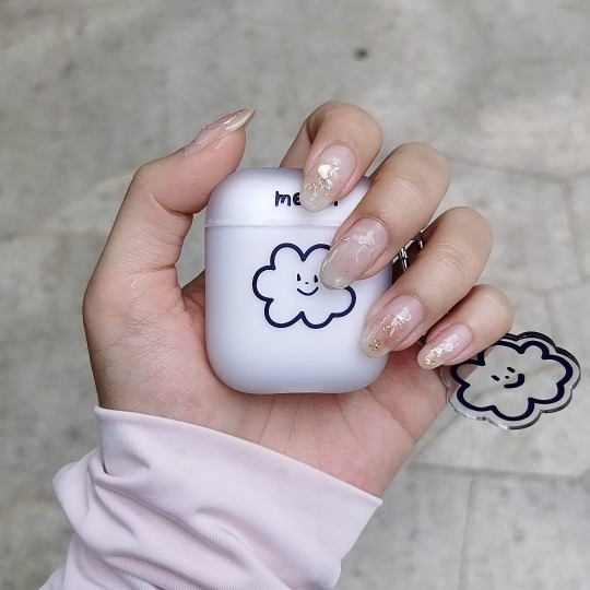 Funda protectora mate para auriculares AirPods 4 de Apple, con diseño de cara sonriente en la nube, compatible con las generaciones 2, 3, 4 y 5, blanca y suave.
