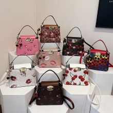 外贸印花单肩包女简约洋气2026新款手提包欧美复古洋气撞色斜挎包