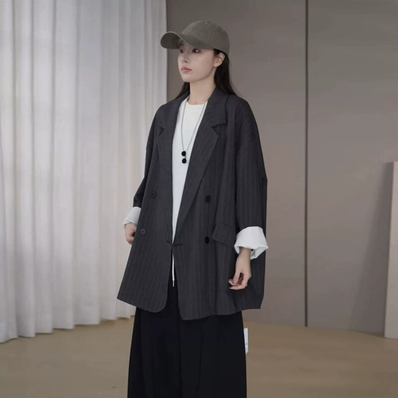 Stylish striped blazer for women, 2026 autumn collection, loose fit, double-breasted, mid-length, versatile, slimming, and exudes a sophisticated vibe Stylish striped blazer for women, 2026 autumn collection, loose fit, double-breasted, mid-length, versatile, slimming, and exudes a sophisticated vibe