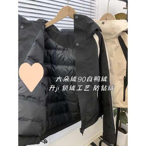 High-end European-style utility black and white puffer jacket, women's short 2025 winter windproof hooded thick coat