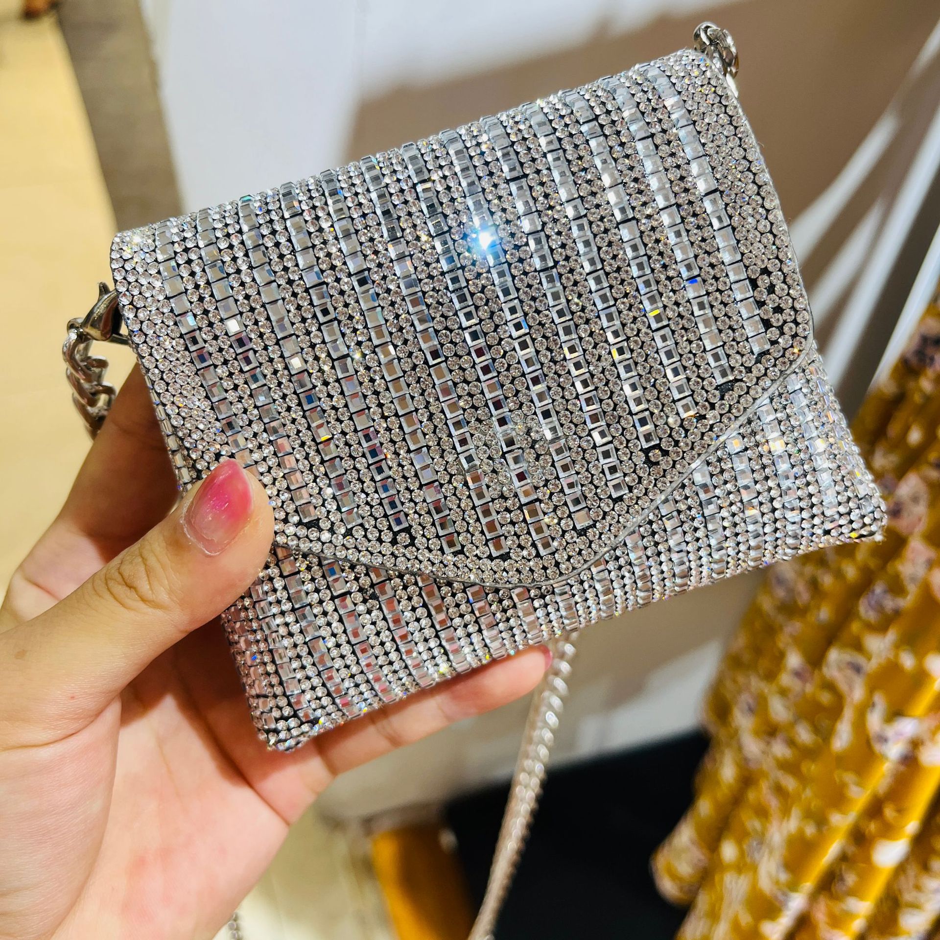 Mini shoulder 2024 Guangzhou trendy rhinestone chain crossbody hot diamond design party women's hand-held small square_voghion.com