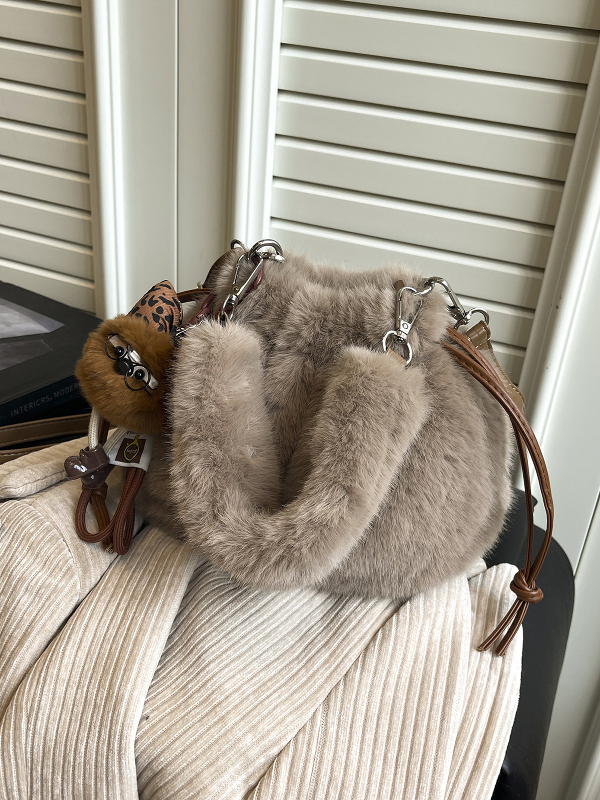 Otoño y invierno explosivo bolso peludo para mujeres 2026 nuevo bolso de mochila versátil súper caliente nicho bolso peludo bolso de cubo