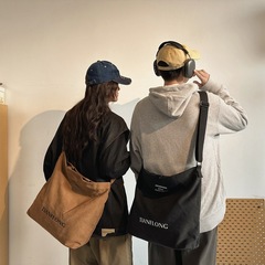 キャンバスレトロなショルダーバッグ男女とキャンプのハンドバッグは学生の授業中にショルダーバッグの大容量リュックサックを包んでいます。