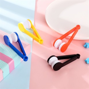 Multi-functional simple portable glasses cleaning glasses cleaning tool glasses clip Mini small glasses wipe