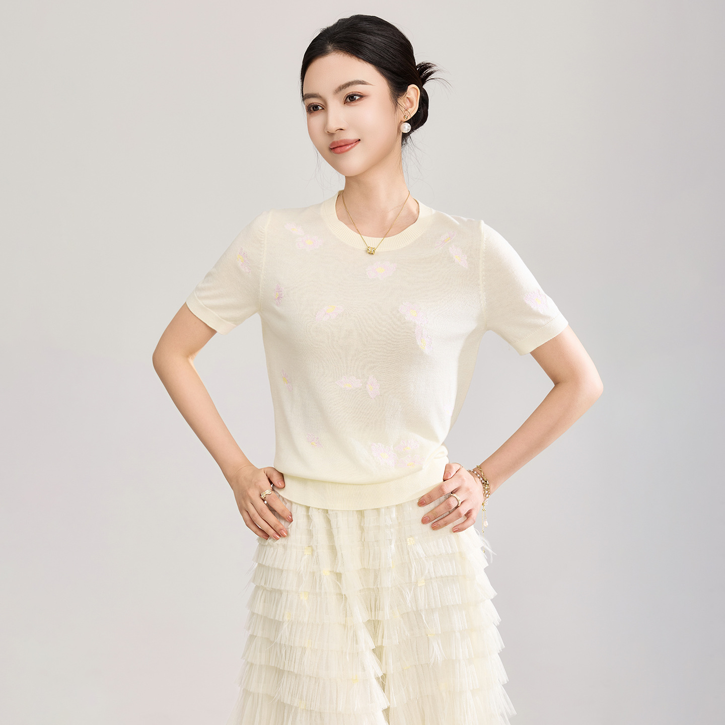 Áo thun cổ tròn len merino siêu mịn thêu hoa — màu trắng ngà