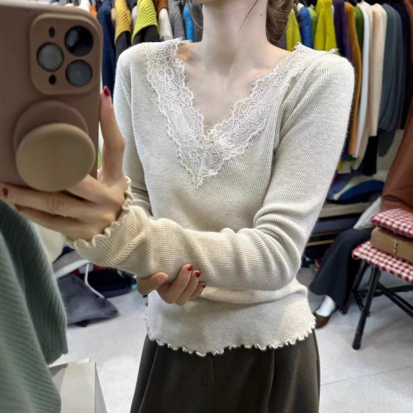 温柔风蕾丝拼接v领针织衫女2025秋冬季韩版别致木耳边毛衣打底衫