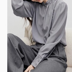 赤い袖のレトロな宮廷風のシフォンのシャツの春の2025新型の婦人服の純色の気質の立体のつぼみの襟の上着