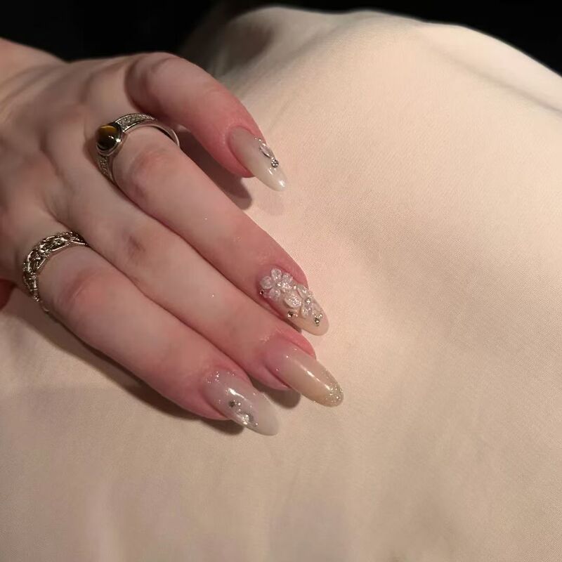 Gentle and Ethereal, Hand-Carved Nails with a Fairy-Like Vibe, Luxurious and High-End, Super Flattering for the Complexion Gentle and Ethereal, Hand-Carved Nails with a Fairy-Like Vibe, Luxurious and High-End, Super Flattering for the Complexion