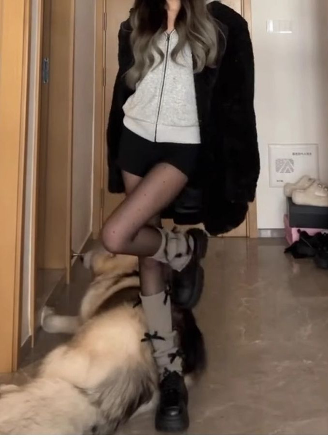 黒いギャルの半ズボンの女性の春と秋の冬は腰が高くて痩せています。