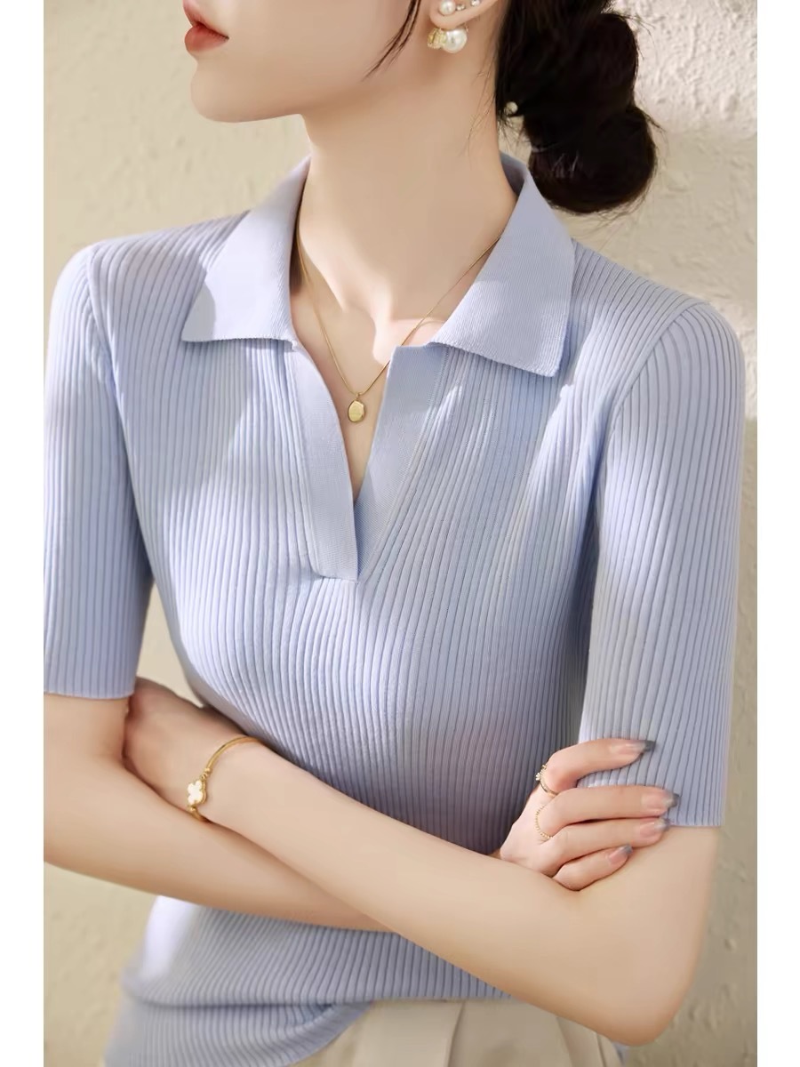 Áo thun polo nữ cổ chữ V dệt kim tay lỡ — màu nâu