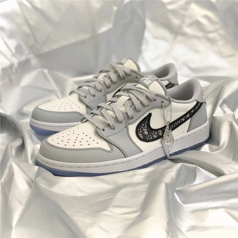 Original Aj1 Di Collaboration Model Og 1Low Xue Zhiqian Same Style Og White-Gray Low-Top Sneakers Shadow Gray Aj1 Basketball Shoes Original Aj1 Di Collaboration Model Og 1Low Xue Zhiqian Same Style Og White-Gray Low-Top Sneakers Shadow Gray Aj1 Basketball Shoes