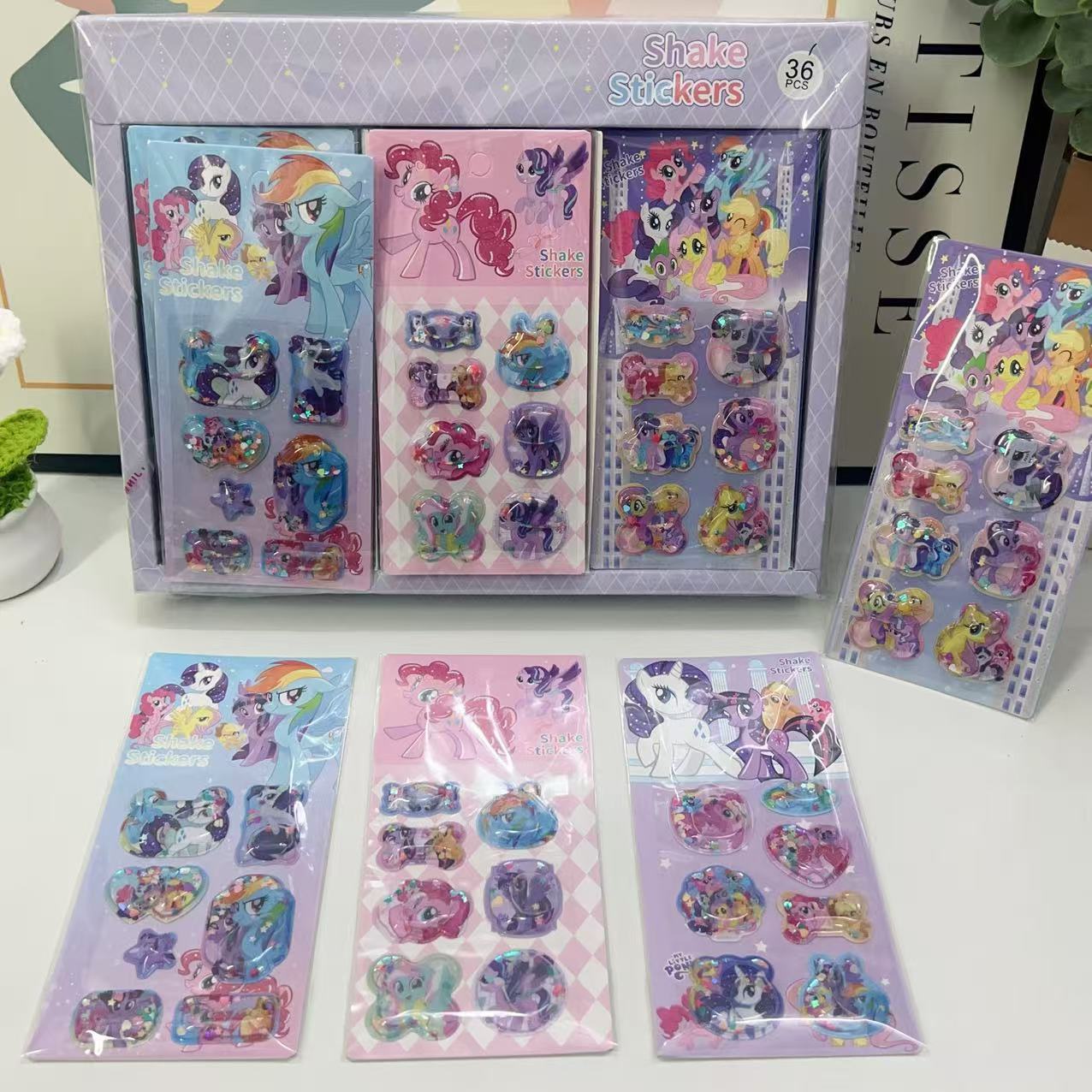 귀여운 말이 핑크색으로 흔들리는 스티커