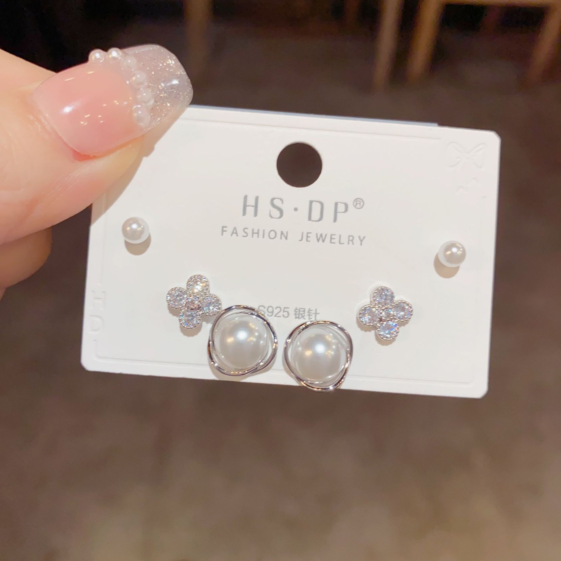 S925 aguja de plata micro incrustaciones de circón pendientes cortos pendientes de pelo corto japonés y coreano elegante todo-fósforo simple conjunto de tres piezas pendientes para las mujeres