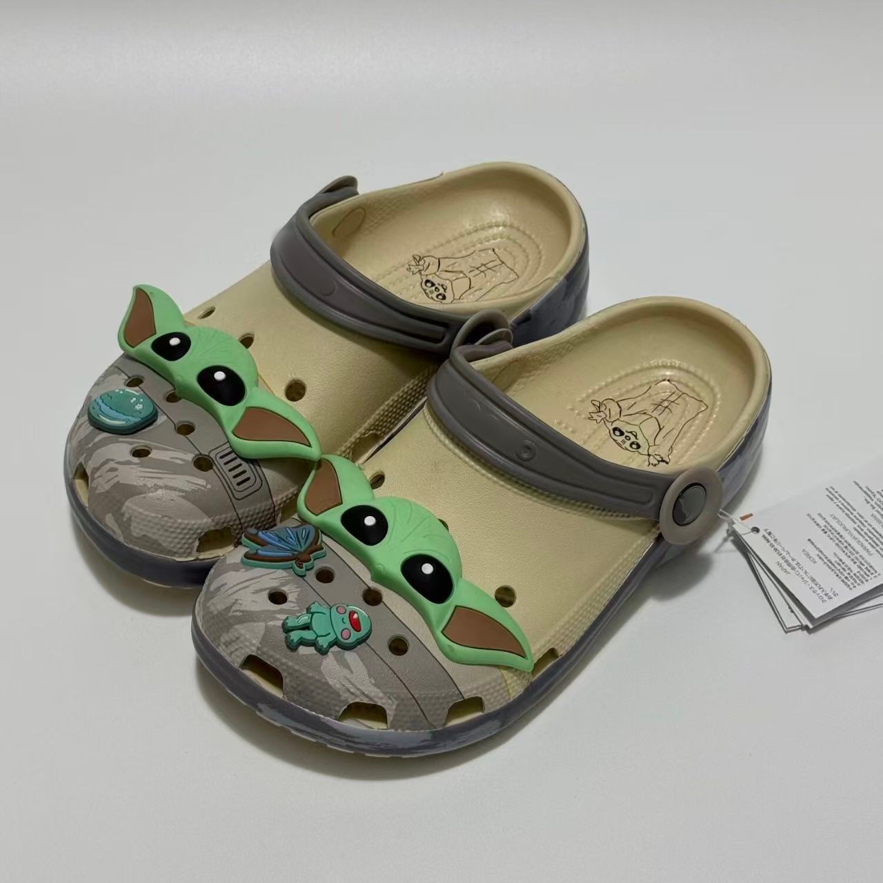 Nuevos zapatos de agujero de Star Wars dibujos animados graffiti personalidad sandalias zapatos de playa fábrica directa al por mayor