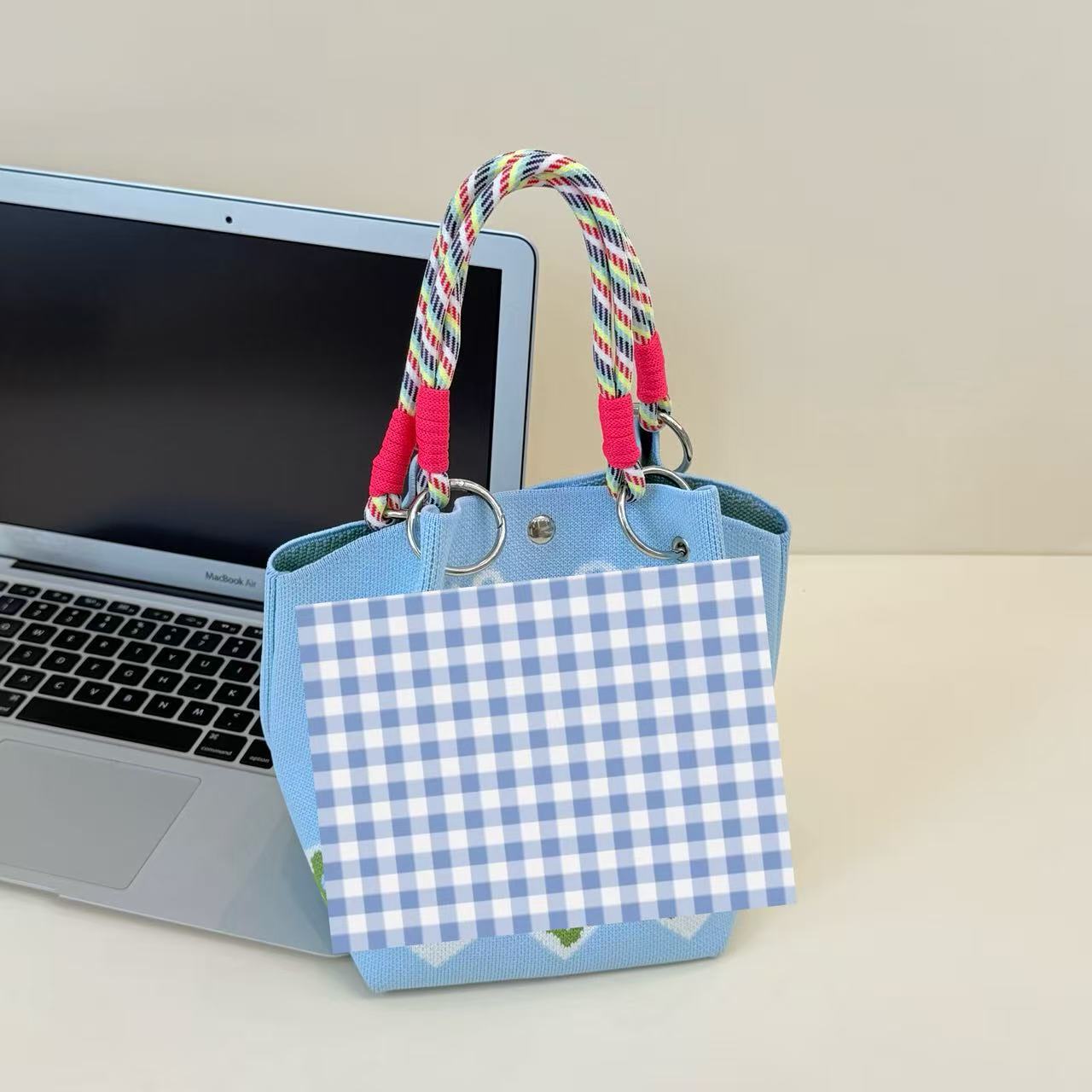 2026 primavera y verano nuevo bolso de cubo de pintura creativo portátil gran espacio de aire de dopamina alta sensación mochila