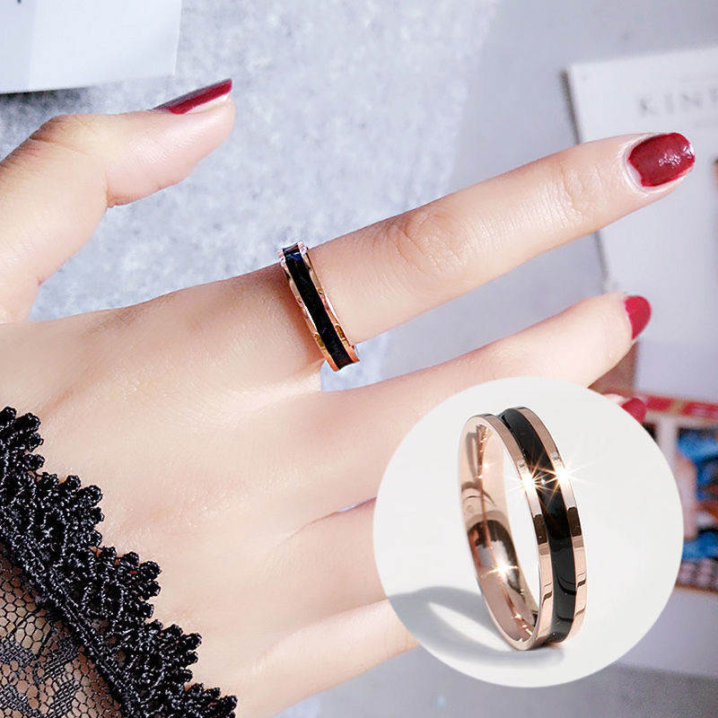 Personalidad de moda anillo de dedo índice de viento frío epoxi en blanco y negro femenino europeo y americano simple