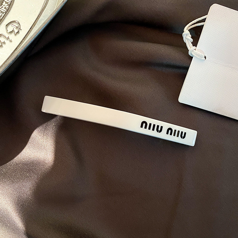 De metal de una sola palabra pico horquilla accesorios para el cabello femenino de alto grado estilo Chanel miumiu carta horquilla ins estilo clip lateral