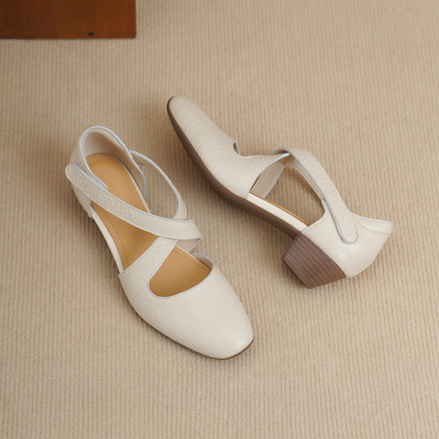 Sandal nữ da cừu mũi trùm gót vuông quai chéo dán — màu trắng ngà