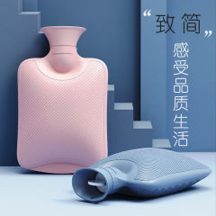 湯たんぽに水を入れて厚くして防爆してお腹を温めます。