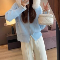 ミルクのフフの柔らかいモチモチの青いファスナーの帽子の毛の襟のセーターのオーバーの女性の秋の冬の怠惰な風のニットのカーディガンの上着