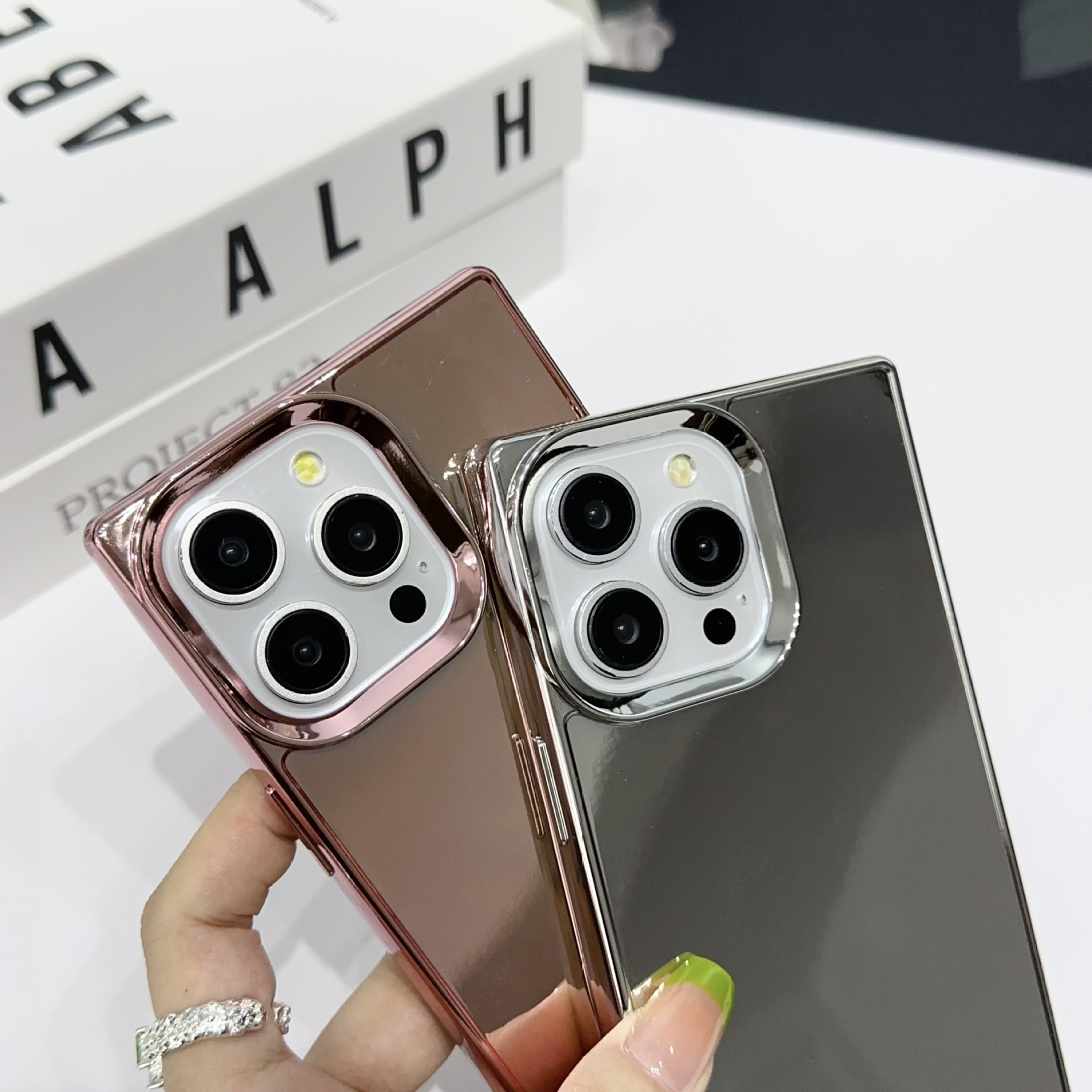 Cás teileafóin turrainge leictreaphlaraithe ildaite le haghaidh feistí úll