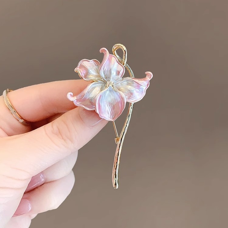 Retro and Noble Temperament Water Lily Brooch Artistic Qipao, Anti Glare Safety Pin Three-dimensional Enamel Flower Suit Accessory for Women_voghion.com
