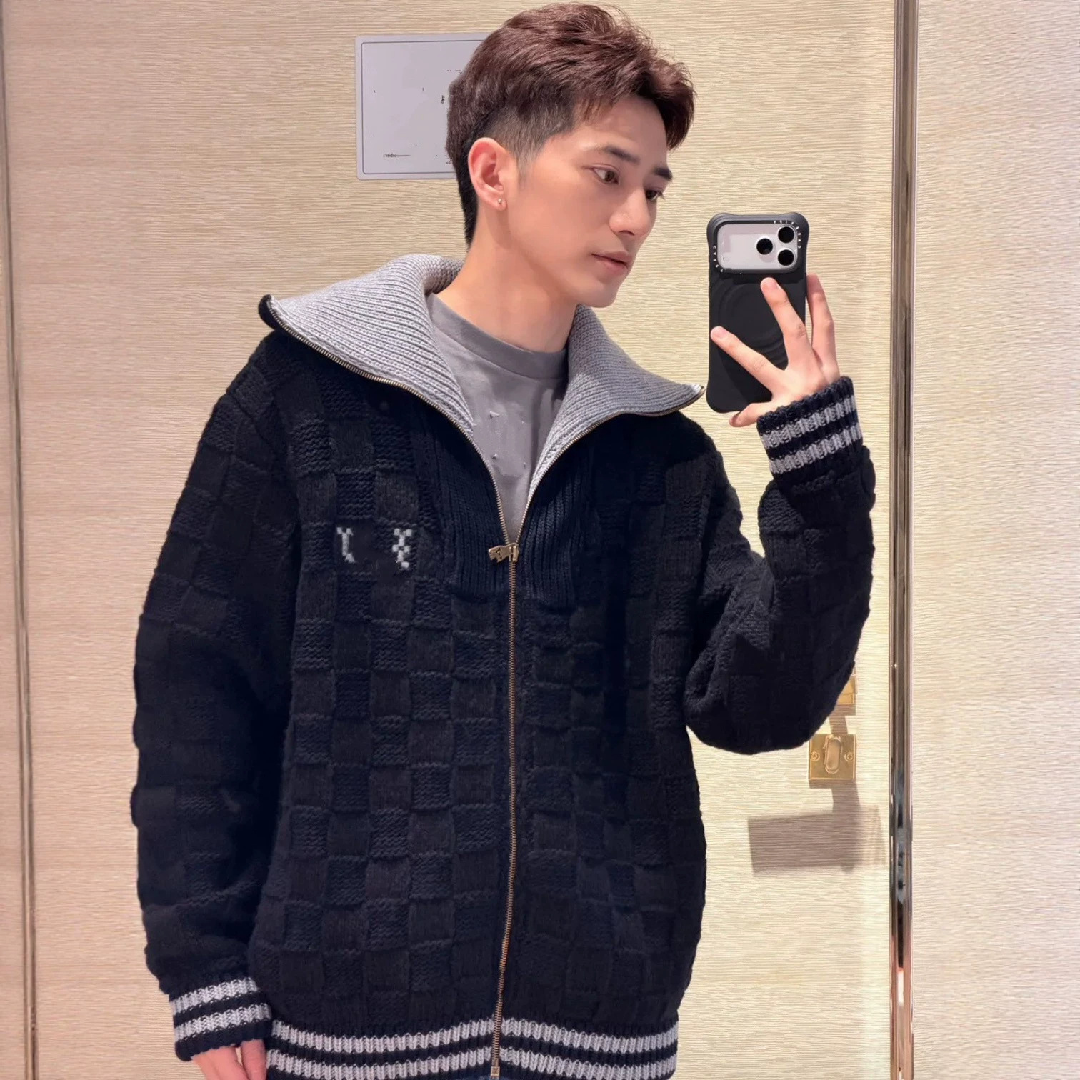 Cross-border high-end version of the 26SS autumn new collection: a knitted cardigan with a contrasting collar, subtle stitching, and a small logo, featuring an open-front design with a zipper