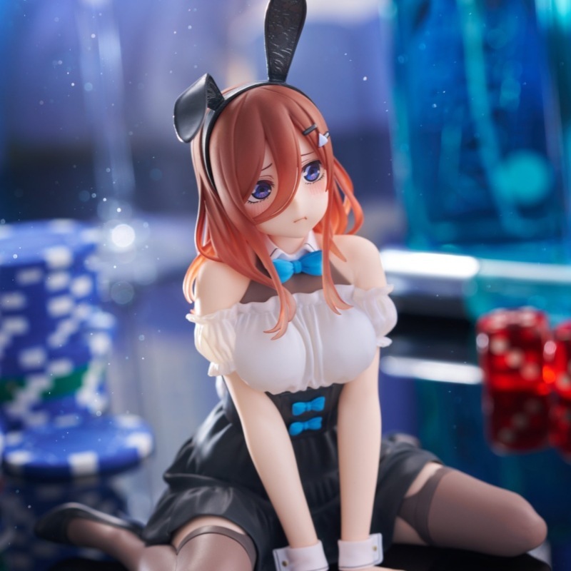 五等分の花嫁のバニーガール中野三玖がひざまずいています。|undefined