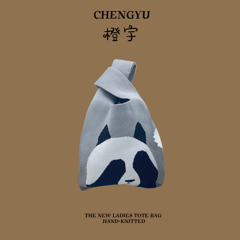 얼굴을 가리는 곰 회색