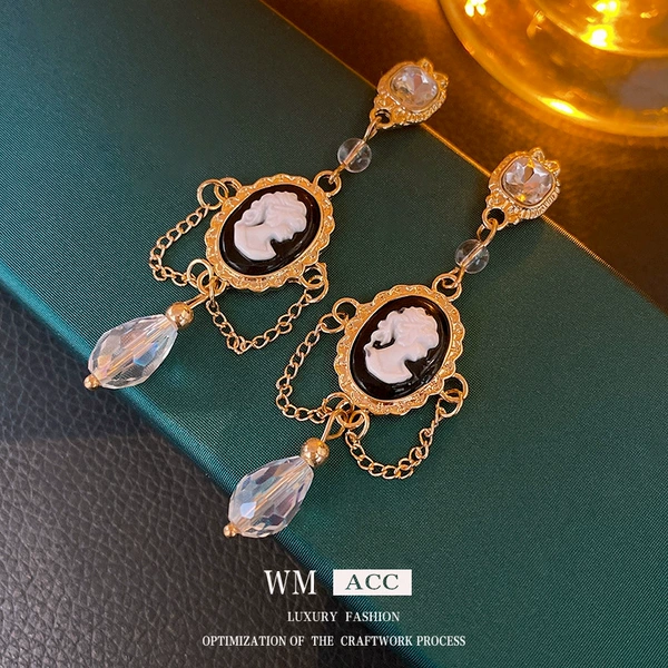 52# silver needle crystal portrait earrings