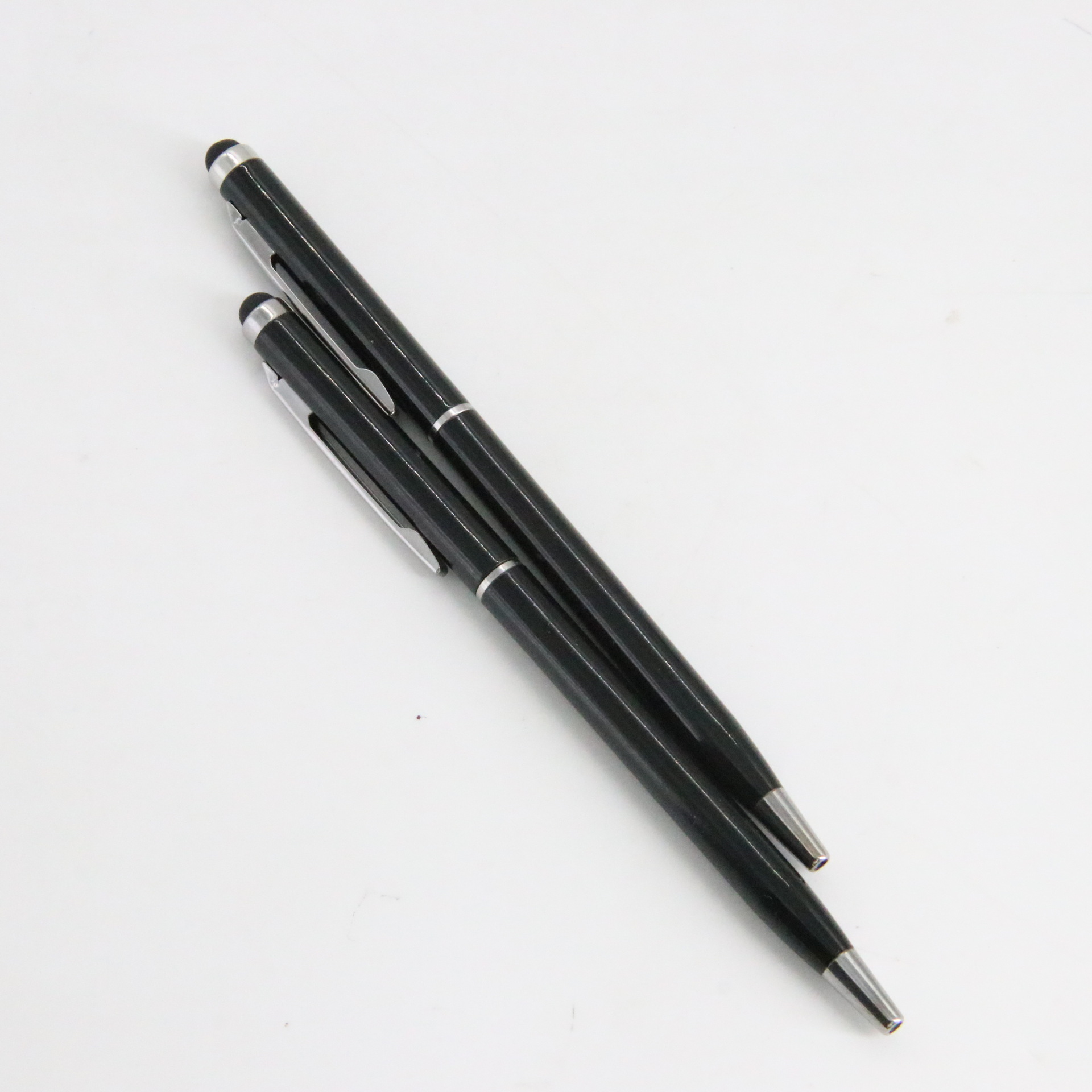 Bolígrafos metálicos giratorios con punta táctil y logotipos láser. Fabricantes de artículos de oficina y escolares venden bolígrafos al por mayor.