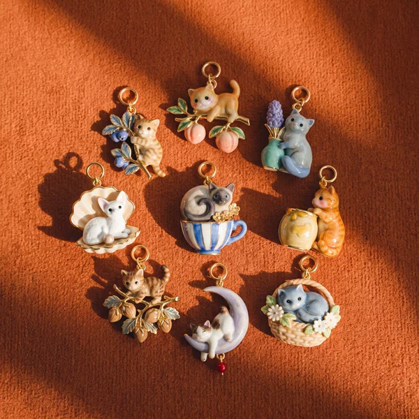 Vintage tea cup Siamese cat copper pendant blue and white striped cup white cat artistic niche accessory DIY necklace