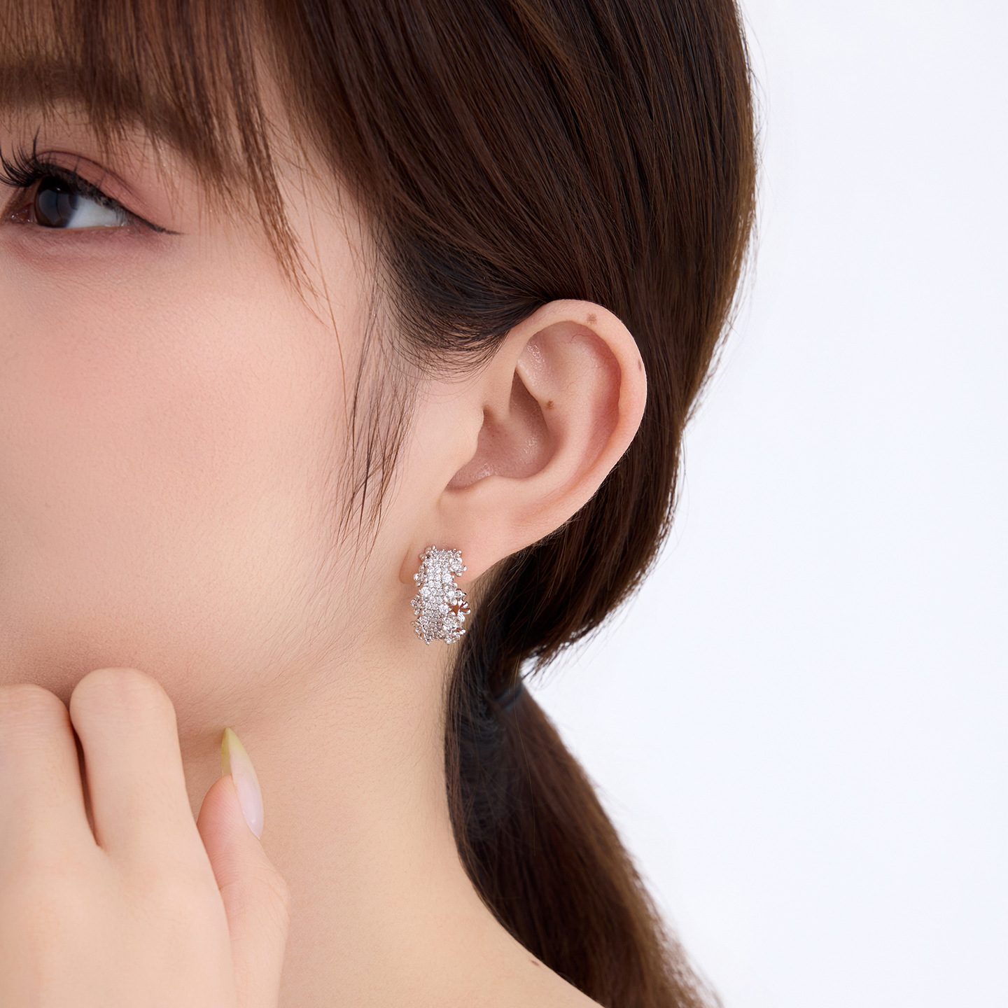 Xuping gemas artificiales ligeras de lujo temperamento pendientes de aleación de cobre chapado blanco transfronterizo ins aretes de viento al por mayor mujeres