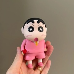 クレヨンしんちゃんフィギュアスーツピンクメイドリトルトレンディなアニメモデル人形デスクトップ車の装飾品誕生日
