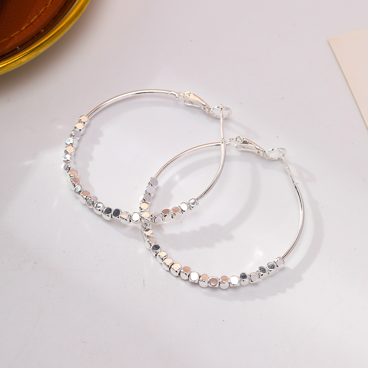 Light luxury, niche, cross-border, silver-colored metal hoop earrings, exuding elegance, trendy, versatile, suitable for everyday wear, and minimalist in design