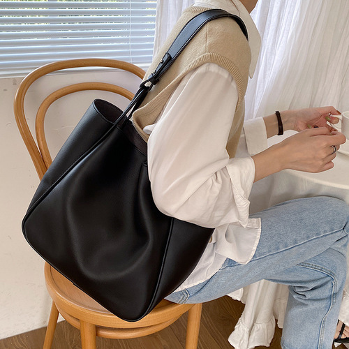 Large-capacity bag for women  new fashion retro work commuting tote bag niche single shoulder armpit bag versatile