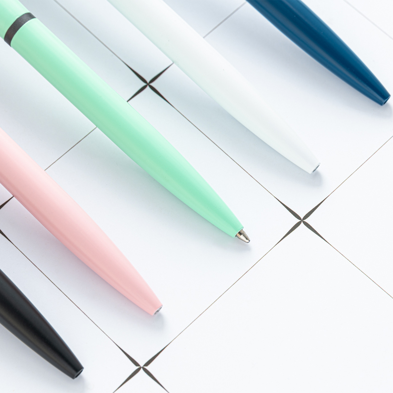 Fabricante de bolígrafo de metal multicolor en stock de escritura publicitaria de regalo se puede imprimir logotipo