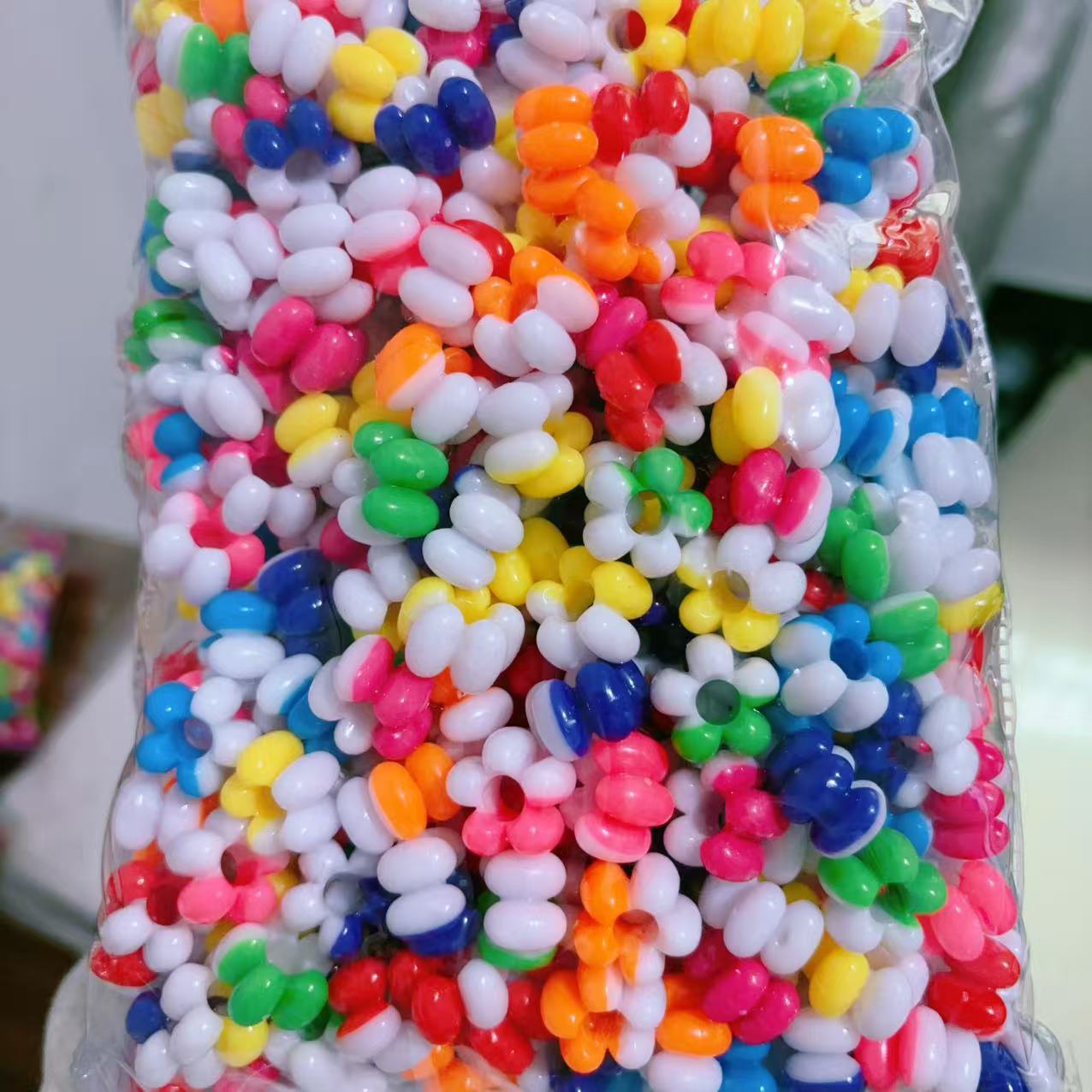 2025 Nuevas cuentas de cabello baratas en bolsa nuevas cuentas de plástico de color primavera diy gran agujero image 4