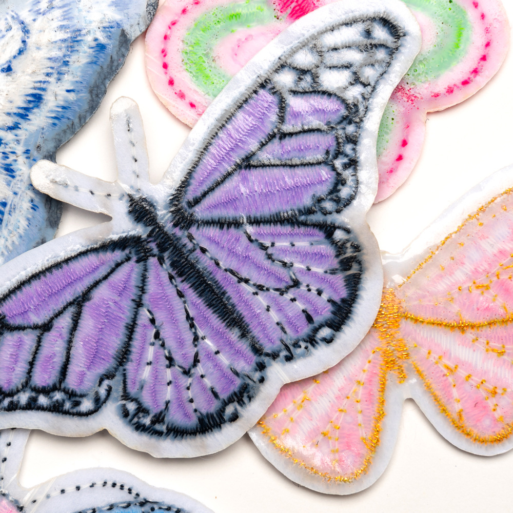 Pegatinas de tela de bordado de mariposa de color, sin costura, bordado por computadora, accesorios de ropa de bricolaje, pegatinas decorativas, pegatinas de parche, personalización al por mayor
