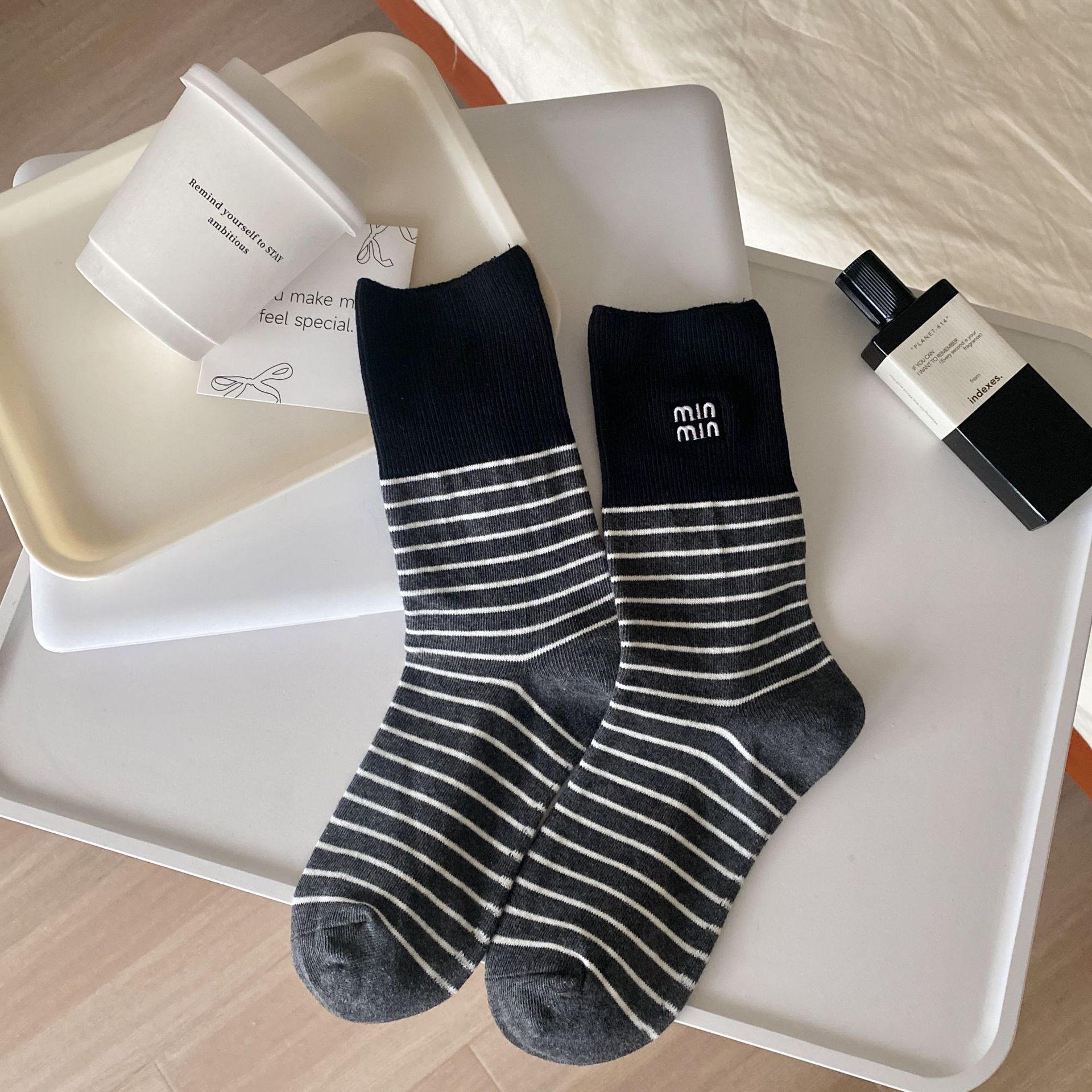 러플 블랙 그레이 스트라이프